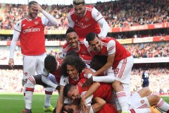 英超积分榜风云变幻：利物浦领跑，曼联挣扎，黑马球队异军突起